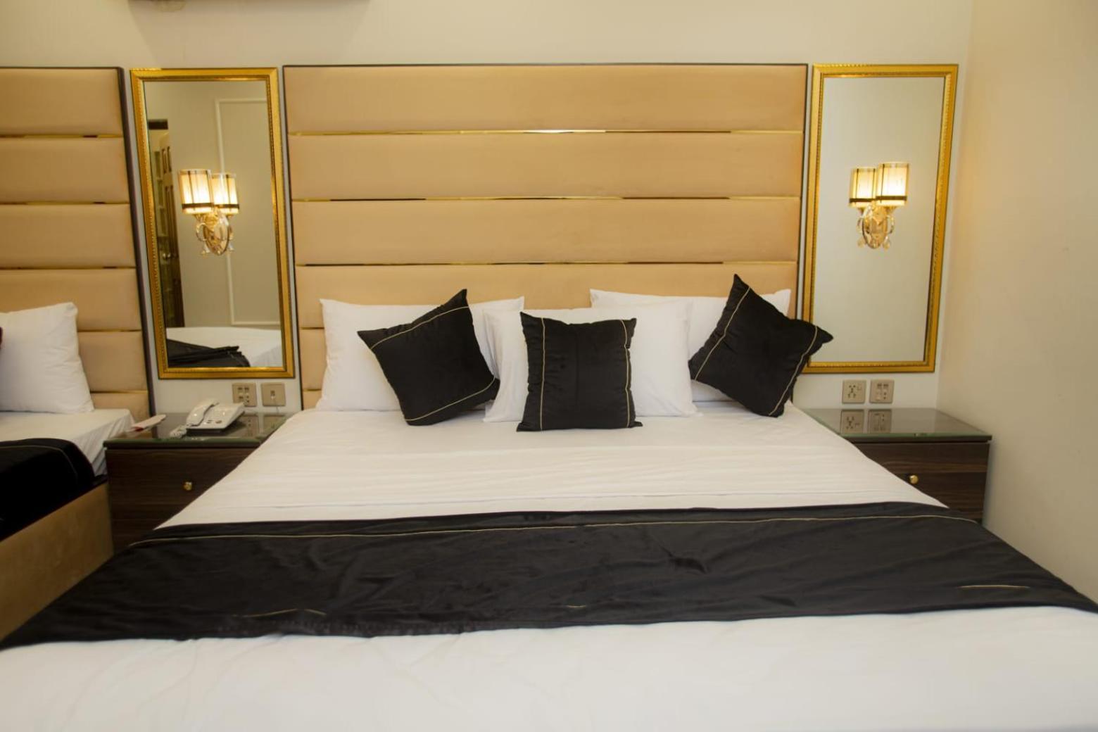 Hotel White Season Gulberg Лахор Екстер'єр фото